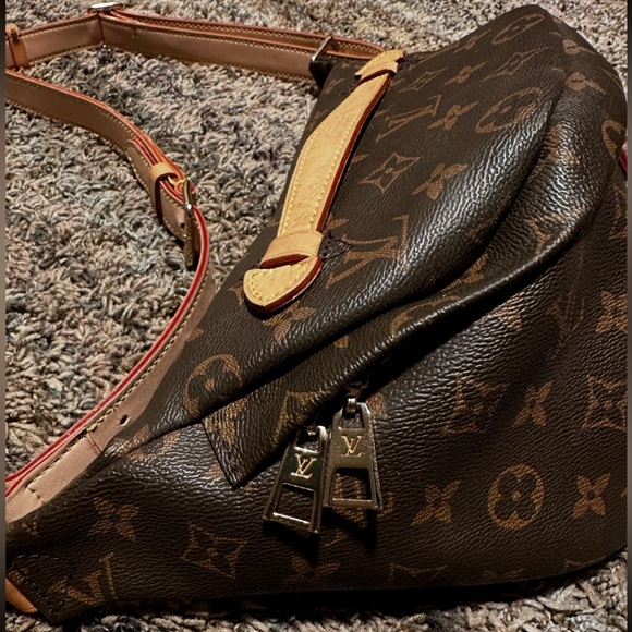 Worn, some makeup stains hence why I’m selling it for so cheap. - Picture 2 of 6